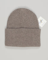 Premium ribbed cashmere beanie in sophisticated taupe. Crafted from sumptuous cashmere, this Calimar essential combines timeless elegance with everyday comfort. The fine ribbed knit offers a flattering silhouette while delivering warmth without bulk. A refined investment piece that transcends seasons and occasions. Calimar Ribbed Cashmere Beanie / Taupe