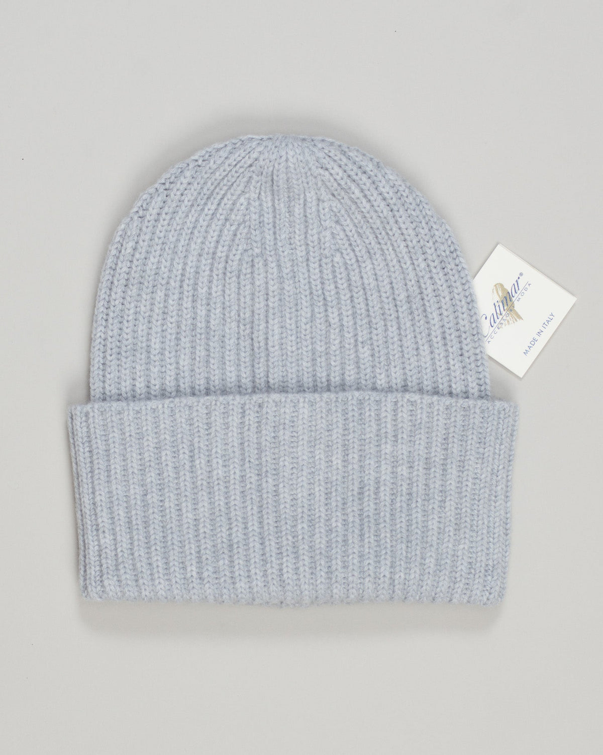 Crafted from pure cashmere, the Calimar beanie delivers understated luxury in a timeless silhouette. The soft, breathable yarn provides warmth without weight, making it an effortless essential for cool weather. Silver's neutral tone pairs seamlessly with any wardrobe, whether dressed up or down. A refined choice for those who appreciate quality basics.
