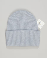 Crafted from pure cashmere, the Calimar beanie delivers understated luxury in a timeless silhouette. The soft, breathable yarn provides warmth without weight, making it an effortless essential for cool weather. Silver's neutral tone pairs seamlessly with any wardrobe, whether dressed up or down. A refined choice for those who appreciate quality basics.