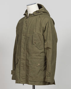 A timeless waxed cotton short parka built for versatile layering and unpredictable weather. The water-resistant finish and structured silhouette offer refined protection without bulk, while the compact length ensures easy movement and pairs seamlessly with tailored pieces. Durable construction and a refined aesthetic make it a wardrobe essential for the discerning gentleman.