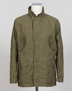 A timeless waxed cotton short parka built for versatile layering and unpredictable weather. The water-resistant finish and structured silhouette offer refined protection without bulk, while the compact length ensures easy movement and pairs seamlessly with tailored pieces. Durable construction and a refined aesthetic make it a wardrobe essential for the discerning gentleman.