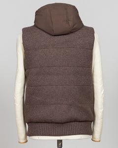 Lightweight padded hooded vest in rich brown, crafted by Italian luxury knitwear specialist Gran Sasso. Designed for layering over fine knits and tailored pieces, this vest offers warmth without bulk. The structured silhouette and refined proportions suit both casual and smart-casual styling. Perfect for transitional seasons and travel. Gran Sasso Padded Hooded Vest / Brown