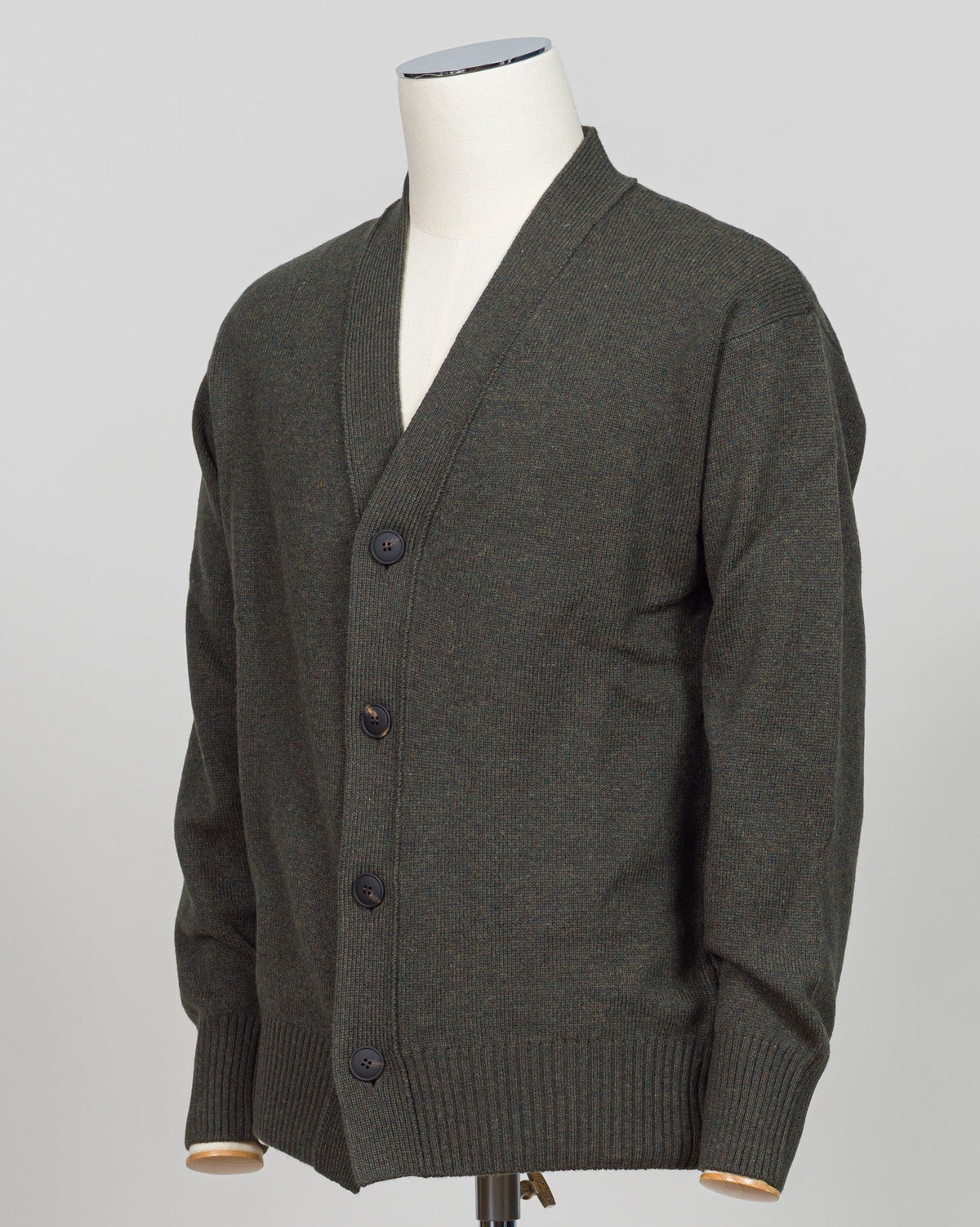 Italian craftsmanship meets understated elegance. This wool cardigan from Gran Sasso delivers refined layering in a deep, versatile dark green. Perfect for building a refined wardrobe foundation—wear it over a crisp shirt or as a standalone piece. The quality construction ensures lasting wear and aging gracefully. Gran Sasso Wool Cardigan / Dark Green