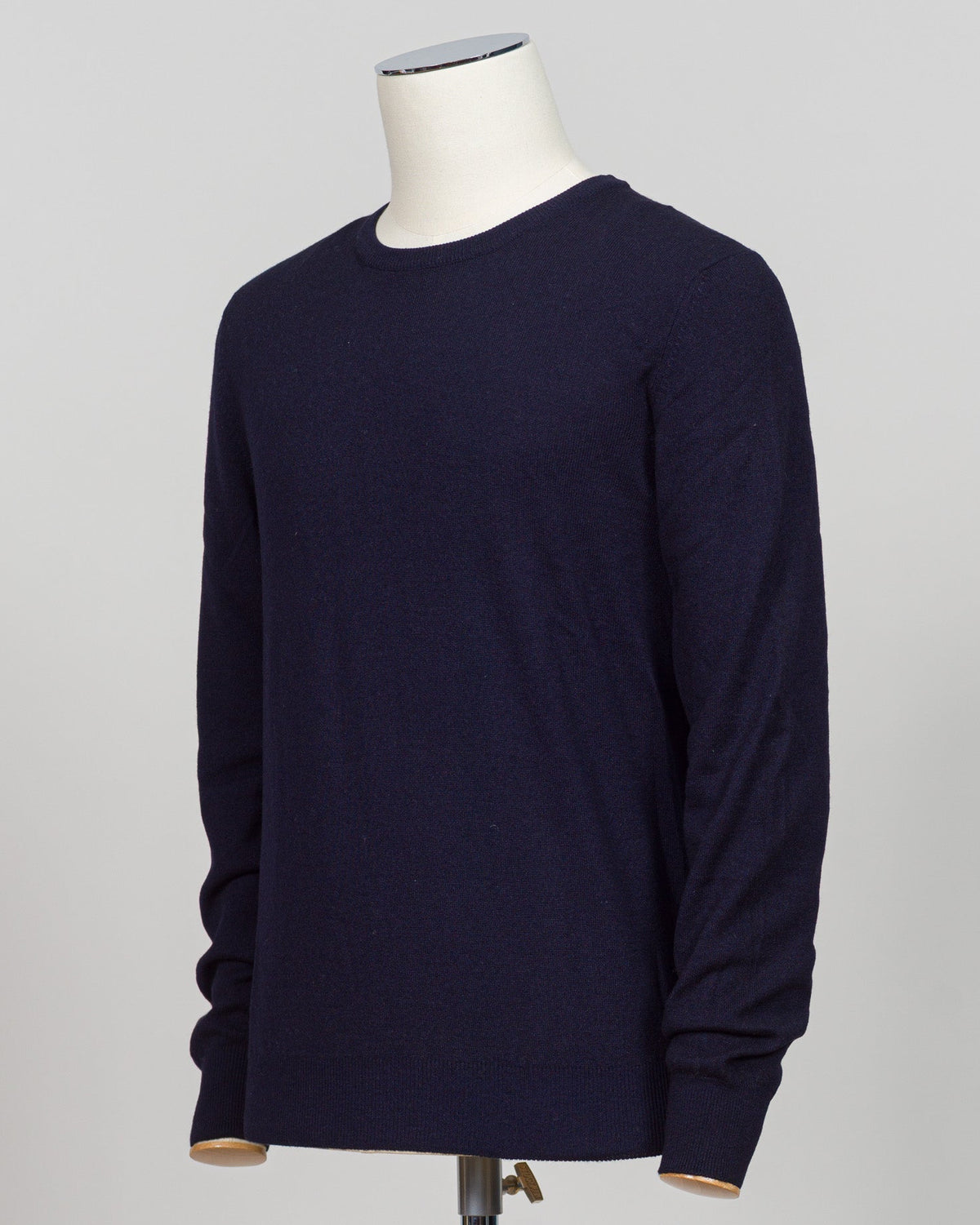 Sophisticated navy cashmere crew neck from Gran Sasso, crafted from 100% pure cashmere for exceptional softness and warmth. The timeless crew silhouette offers versatile styling—equally at home layered under a blazer or worn as a refined casual piece. Made in Italy with meticulous attention to detail. A foundational luxury knitwear essential for the discerning wardrobe. Gran Sasso Cashmere Crew Neck / Navy