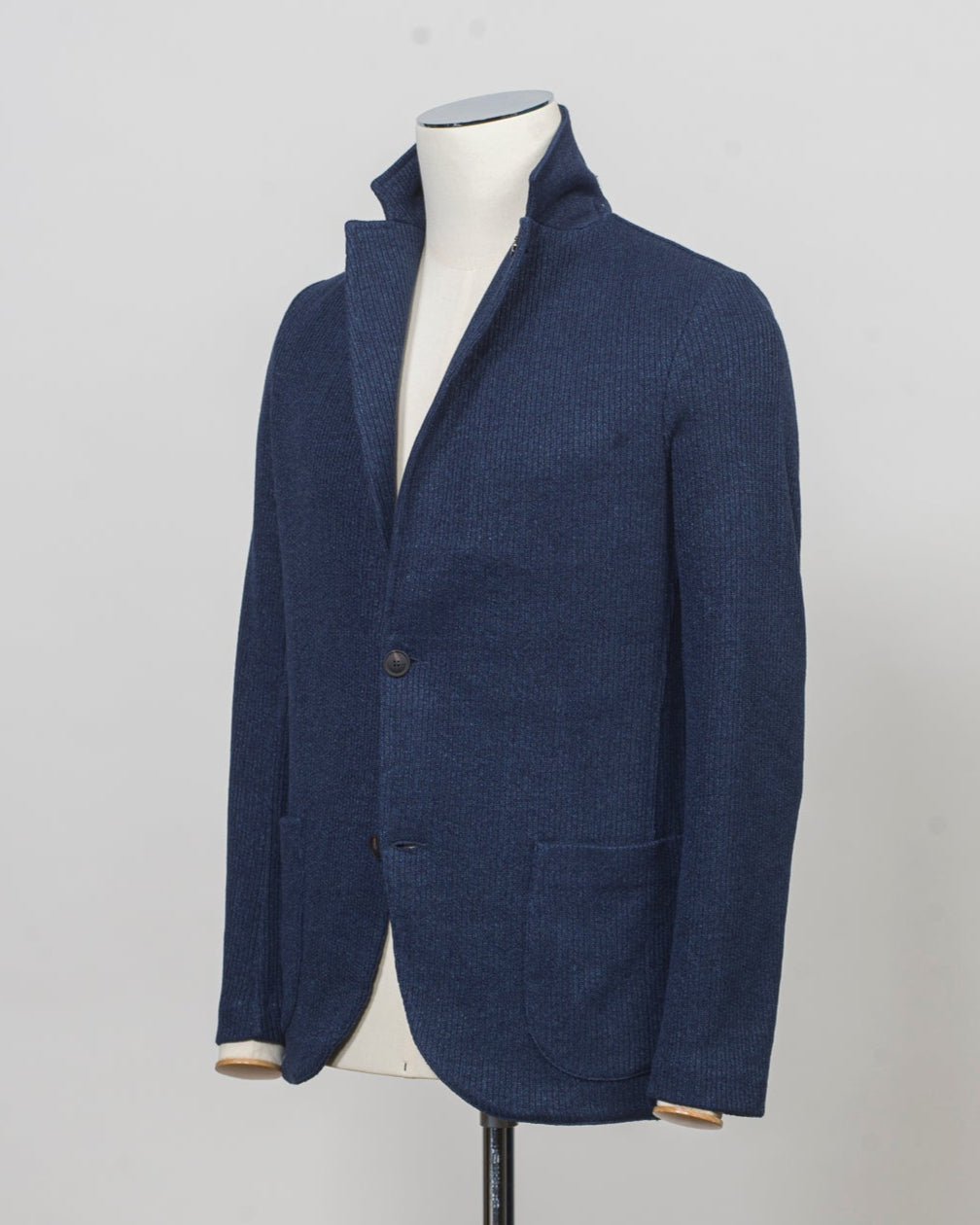 


Composition: 68% Linen 32% Cotton
Color: 598 / Navy
Article: 57156 / 18652
Made in Italy