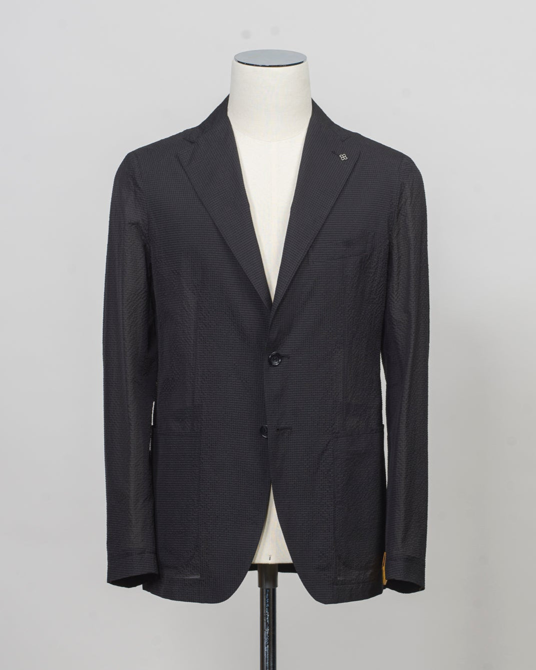 Composition: 55% Polyamide(Nylon) 45% Polyester
Modello: Monte Carlo / 1SMC22K
Color: Black / EN804
Unconstructed shoulder
Unlined
2 Buttons

Notch lapel
Patch pockets
Side vents
Made in Martina Franca, Italy