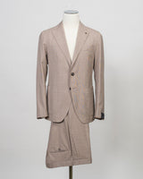 Composition: 93% Virgin wool 7% Silk
Modello: Monte Carlo / 2SMC22K01
Color: Taupe / T1154
Unconstructed shoulder
Unlined
2 Buttons
Notch lapel
Patch pockets
Side vents
Flat front trousers
Belt loops
2 back pockets
Made in Martina Franca, Italy