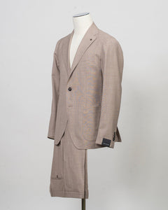 Composition: 93% Virgin wool 7% Silk
Modello: Monte Carlo / 2SMC22K01
Color: Taupe / T1154
Unconstructed shoulder
Unlined
2 Buttons
Notch lapel
Patch pockets
Side vents
Flat front trousers
Belt loops
2 back pockets
Made in Martina Franca, Italy
