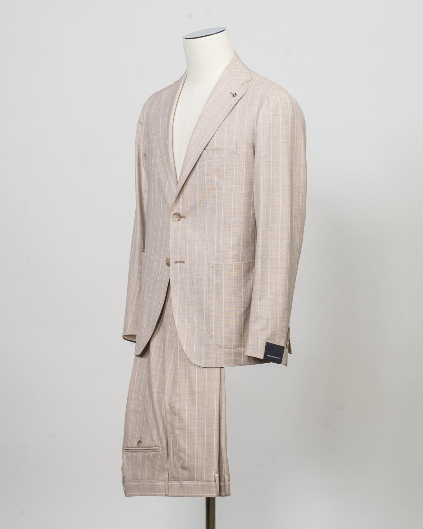 Composition: 93% Virgin wool 7% Silk
Modello: Monte Carlo / 2SMC22K01
Color: Light Beige / A3184
Unconstructed shoulder
Unlined
2 Buttons
Notch lapel
Patch pockets
Side vents
Flat front trousers
Belt loops
2 back pockets
Made in Martina Franca, Italy