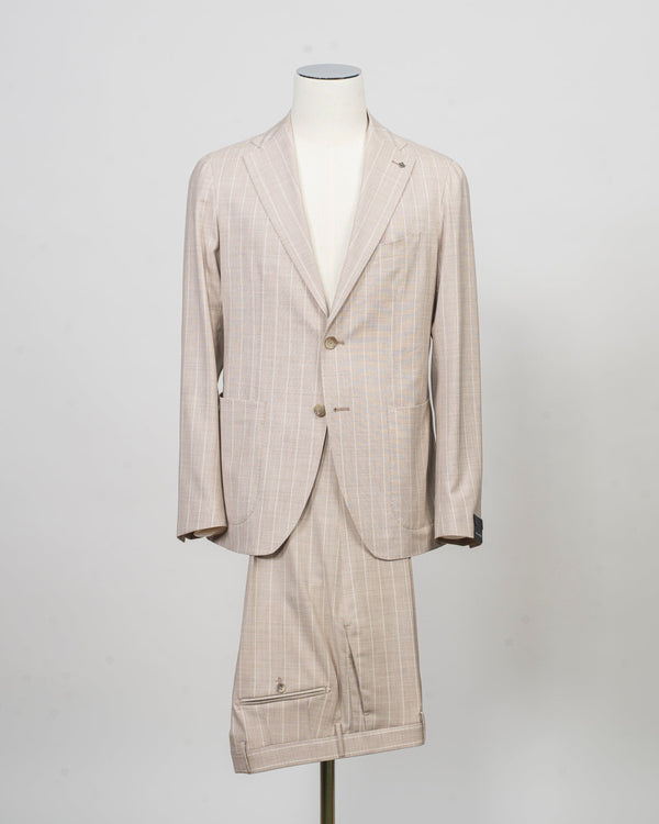 Composition: 93% Virgin wool 7% Silk
Modello: Monte Carlo / 2SMC22K01
Color: Light Beige / A3184
Unconstructed shoulder
Unlined
2 Buttons
Notch lapel
Patch pockets
Side vents
Flat front trousers
Belt loops
2 back pockets
Made in Martina Franca, Italy