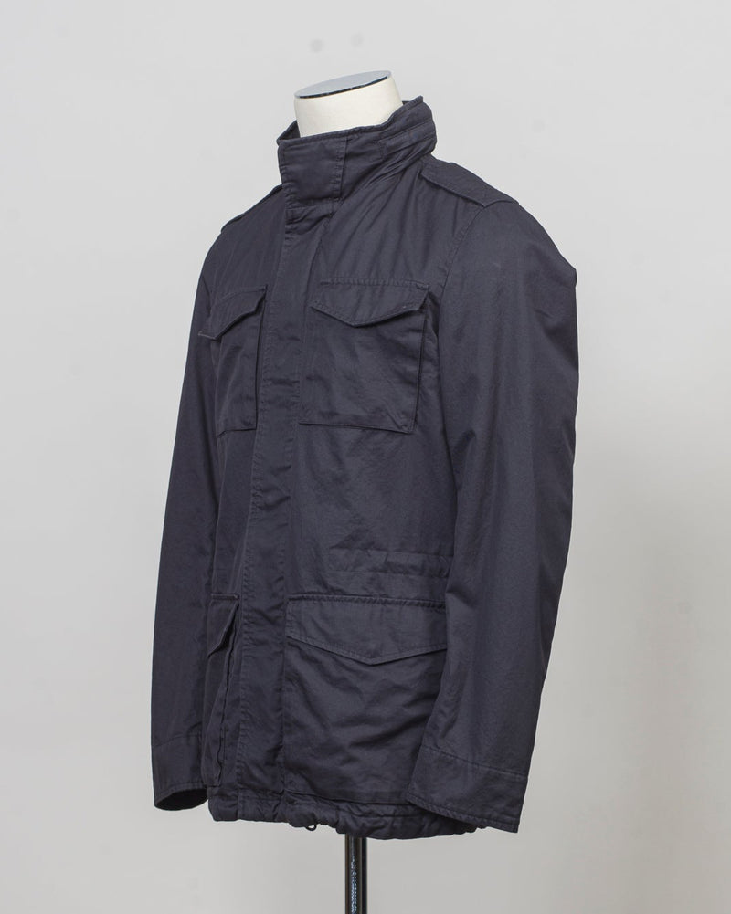 This Herno jacket honors the iconic M65 field jacket. Practical design with quite a few pockets, action back and adjustable waist. Why change the winning team.

Regular fit
Long sleeves

High collar

Covered zip and press-stud fastening

Flap breast pockets

Flap pockets

Inner drawstring at the waist

Adjustable cuffs

FI000111U 13211 9200