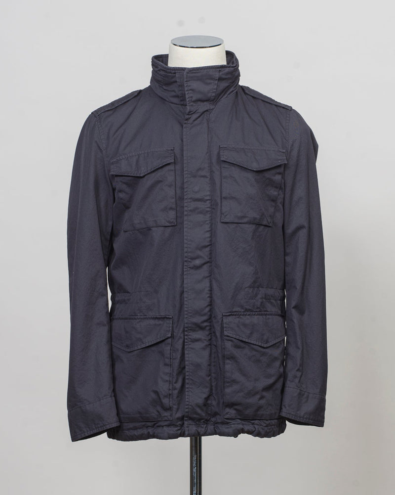 This Herno jacket honors the iconic M65 field jacket. Practical design with quite a few pockets, action back and adjustable waist. Why change the winning team.

Regular fit
Long sleeves

High collar

Covered zip and press-stud fastening

Flap breast pockets

Flap pockets

Inner drawstring at the waist

Adjustable cuffs

FI000111U 13211 9200
