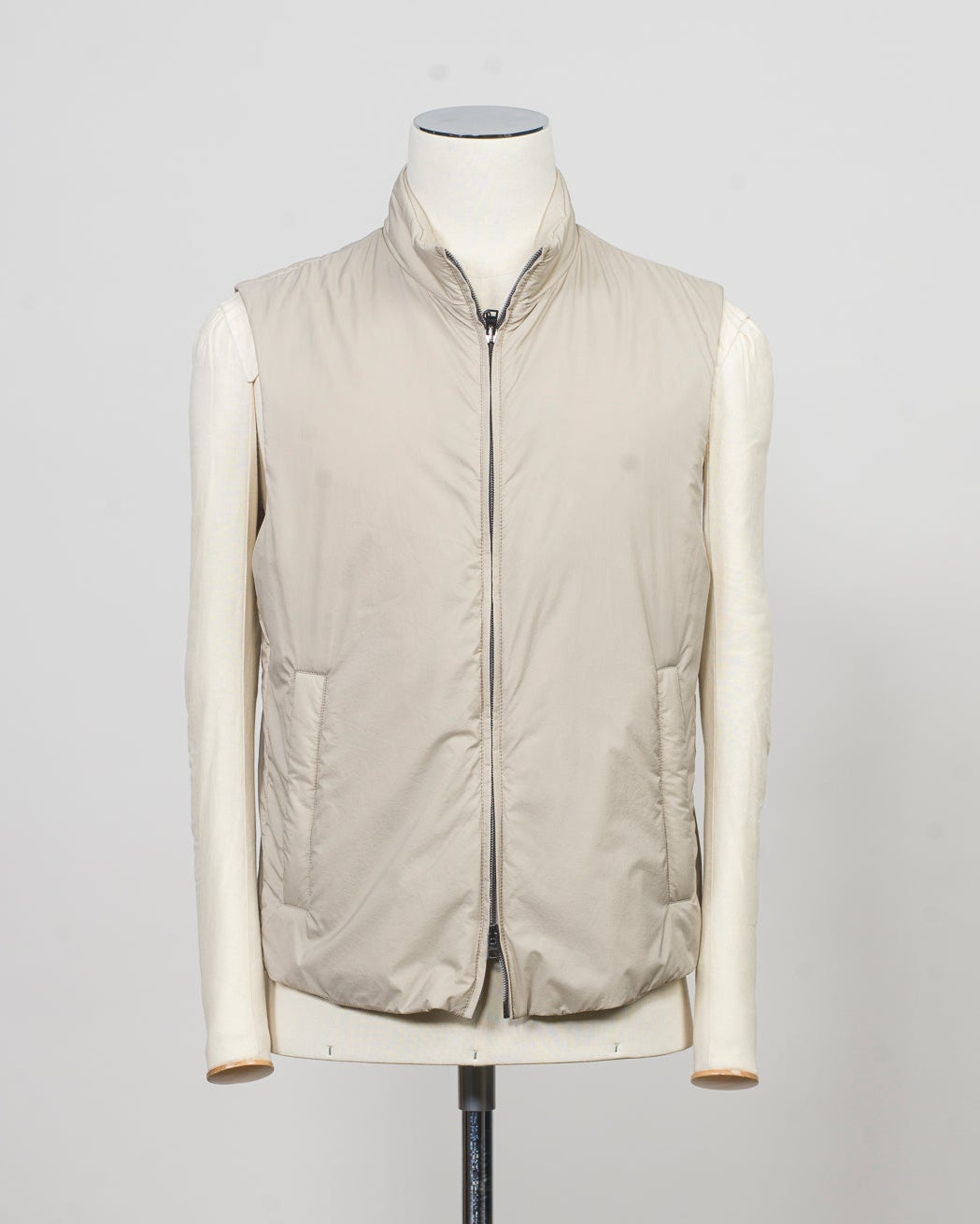 100% nylon
Synthetic padding
Regular fit
High collar
Two way zip fastening
Press stud side pockets