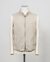 100% nylon
Synthetic padding
Regular fit
High collar
Two way zip fastening
Press stud side pockets