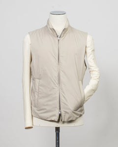 100% nylon
Synthetic padding
Regular fit
High collar
Two way zip fastening
Press stud side pockets