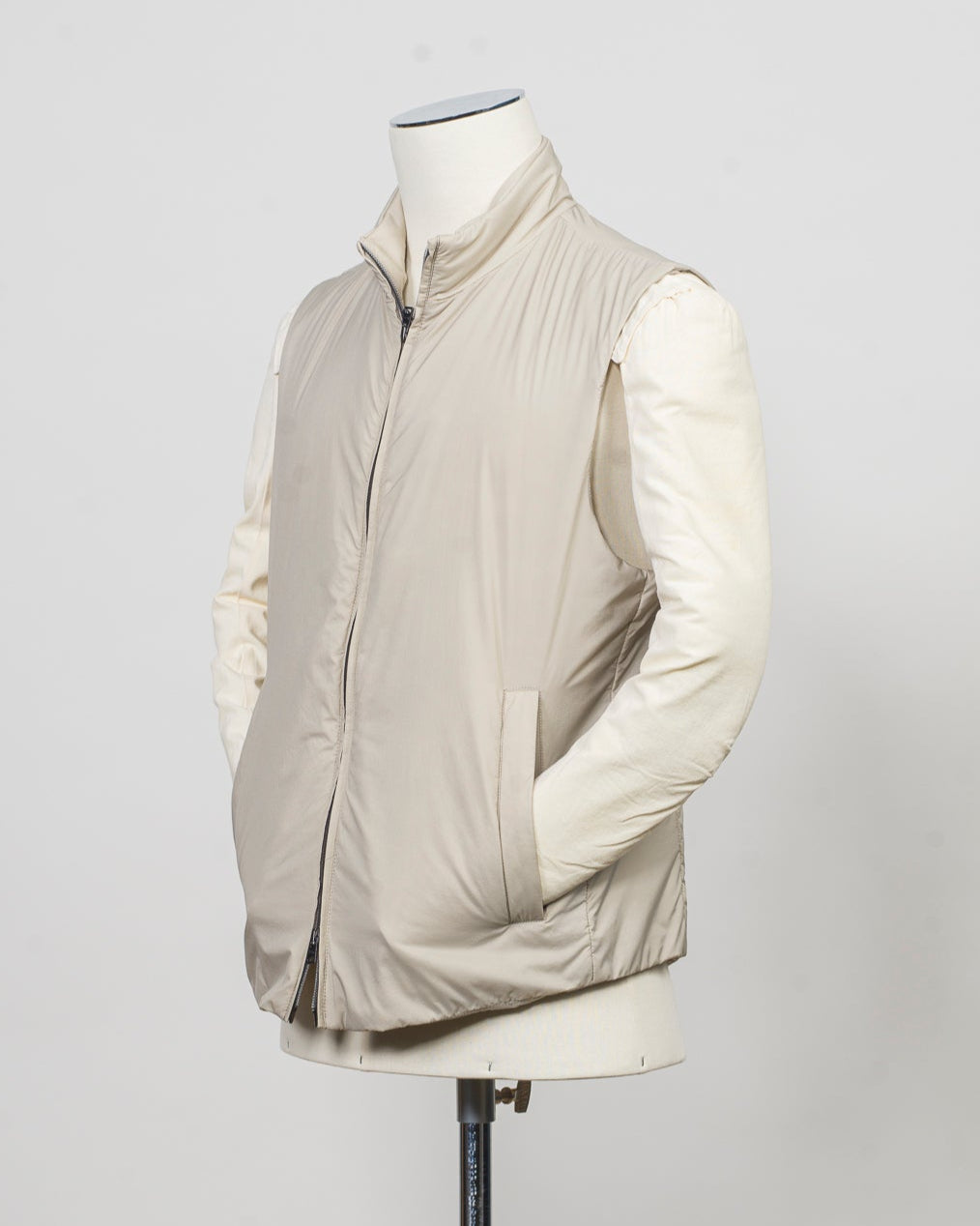 100% nylon
Synthetic padding
Regular fit
High collar
Two way zip fastening
Press stud side pockets