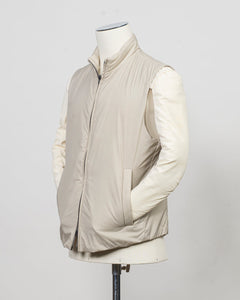 100% nylon
Synthetic padding
Regular fit
High collar
Two way zip fastening
Press stud side pockets