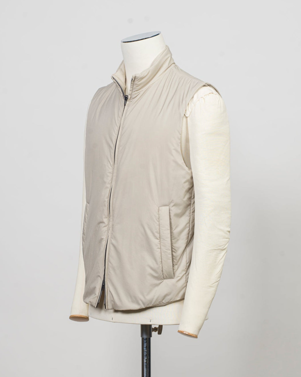 100% nylon
Synthetic padding
Regular fit
High collar
Two way zip fastening
Press stud side pockets