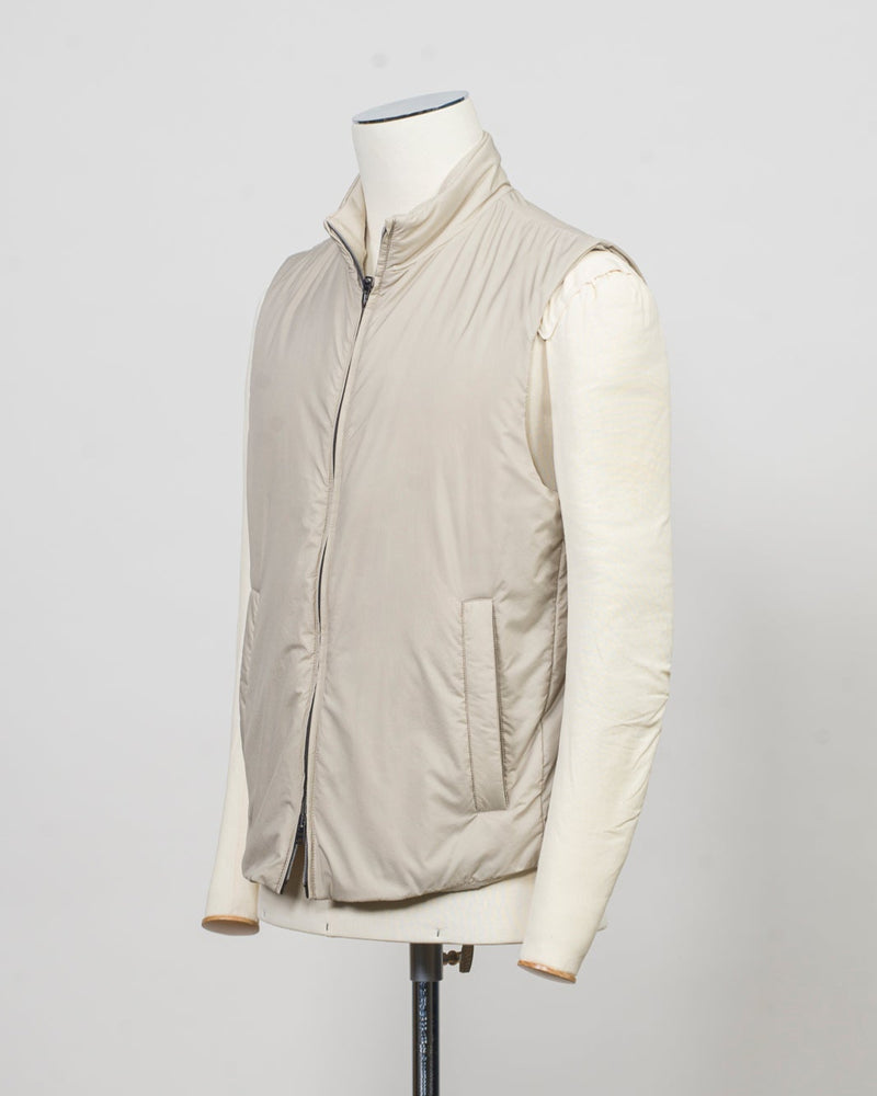 100% nylon
Synthetic padding
Regular fit
High collar
Two way zip fastening
Press stud side pockets