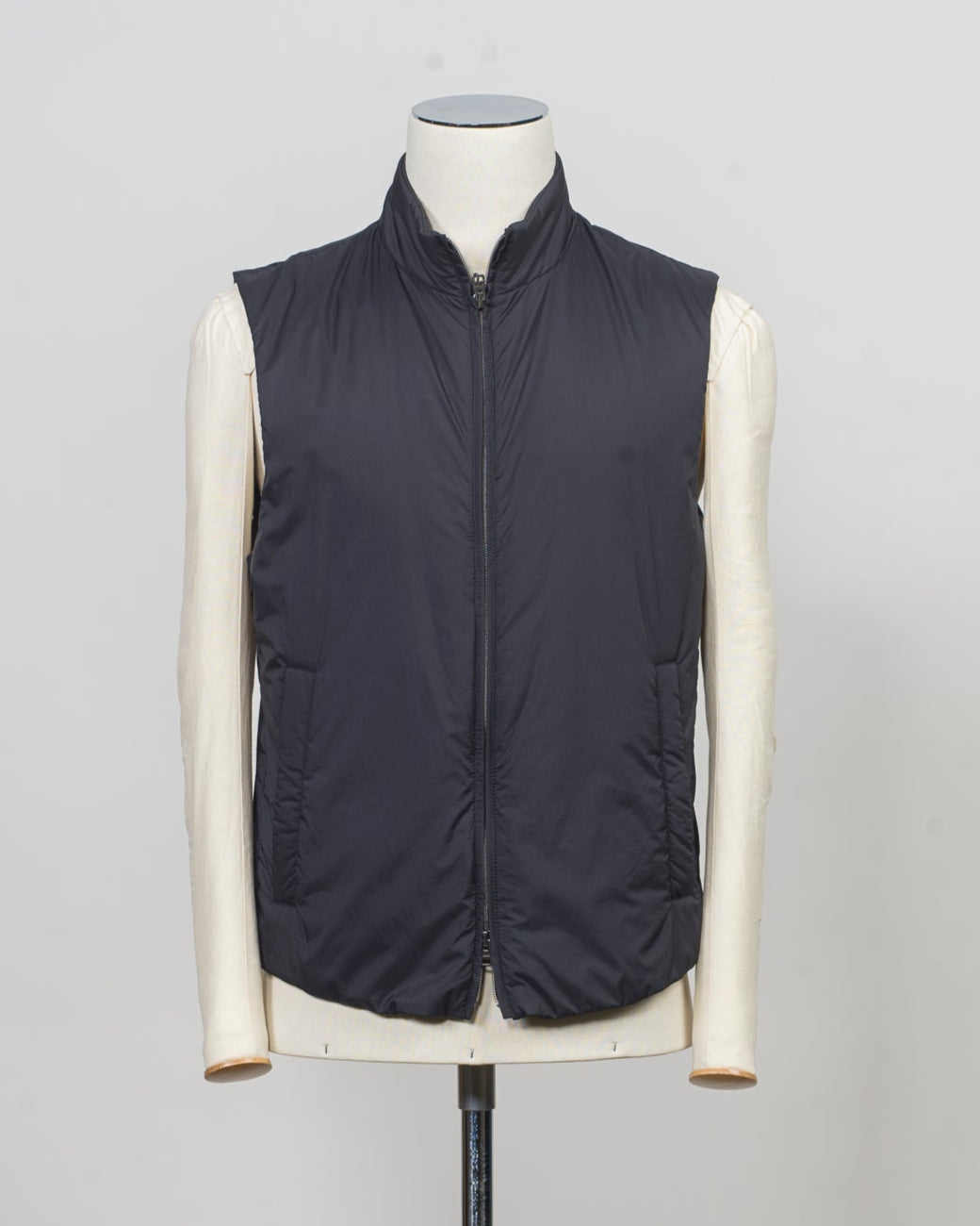 100% nylon
Synthetic padding
Regular fit
High collar
Two way zip fastening
Press stud side pockets