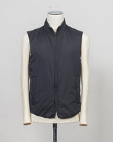100% nylon
Synthetic padding
Regular fit
High collar
Two way zip fastening
Press stud side pockets