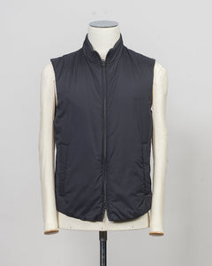 100% nylon
Synthetic padding
Regular fit
High collar
Two way zip fastening
Press stud side pockets