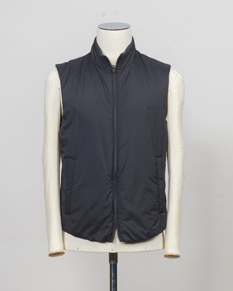 100% nylon
Synthetic padding
Regular fit
High collar
Two way zip fastening
Press stud side pockets