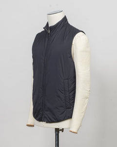 100% nylon
Synthetic padding
Regular fit
High collar
Two way zip fastening
Press stud side pockets