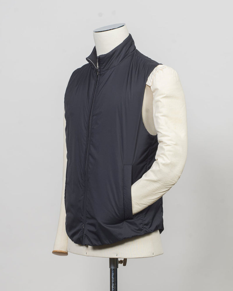 100% nylon
Synthetic padding
Regular fit
High collar
Two way zip fastening
Press stud side pockets