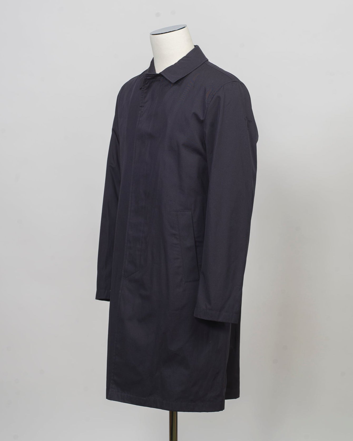 Raincoat in dyed cotton gabardine with waterproof treatment.
Sporting a shirt collar, this straight-cut piece is a Herno icon designed for city engagements and more formal occasions.
This fabric, created by Herno - Officina Tessile, symbolises their heritage and the innovative research it has honed since 1948.


Regular fit
Shirt collar

Side pockets

Slit at the back

Covered button fastening