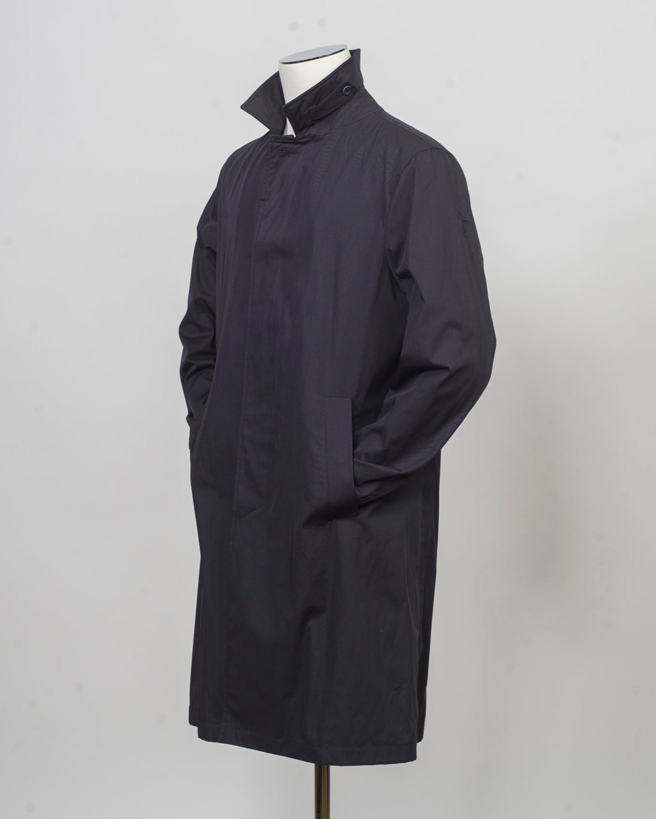 Raincoat in dyed cotton gabardine with waterproof treatment.
Sporting a shirt collar, this straight-cut piece is a Herno icon designed for city engagements and more formal occasions.
This fabric, created by Herno - Officina Tessile, symbolises their heritage and the innovative research it has honed since 1948.


Regular fit
Shirt collar

Side pockets

Slit at the back

Covered button fastening
