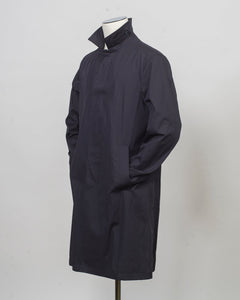 Raincoat in dyed cotton gabardine with waterproof treatment.
Sporting a shirt collar, this straight-cut piece is a Herno icon designed for city engagements and more formal occasions.
This fabric, created by Herno - Officina Tessile, symbolises their heritage and the innovative research it has honed since 1948.


Regular fit
Shirt collar

Side pockets

Slit at the back

Covered button fastening
