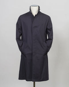 Raincoat in dyed cotton gabardine with waterproof treatment.
Sporting a shirt collar, this straight-cut piece is a Herno icon designed for city engagements and more formal occasions.
This fabric, created by Herno - Officina Tessile, symbolises their heritage and the innovative research it has honed since 1948.


Regular fit
Shirt collar

Side pockets

Slit at the back

Covered button fastening