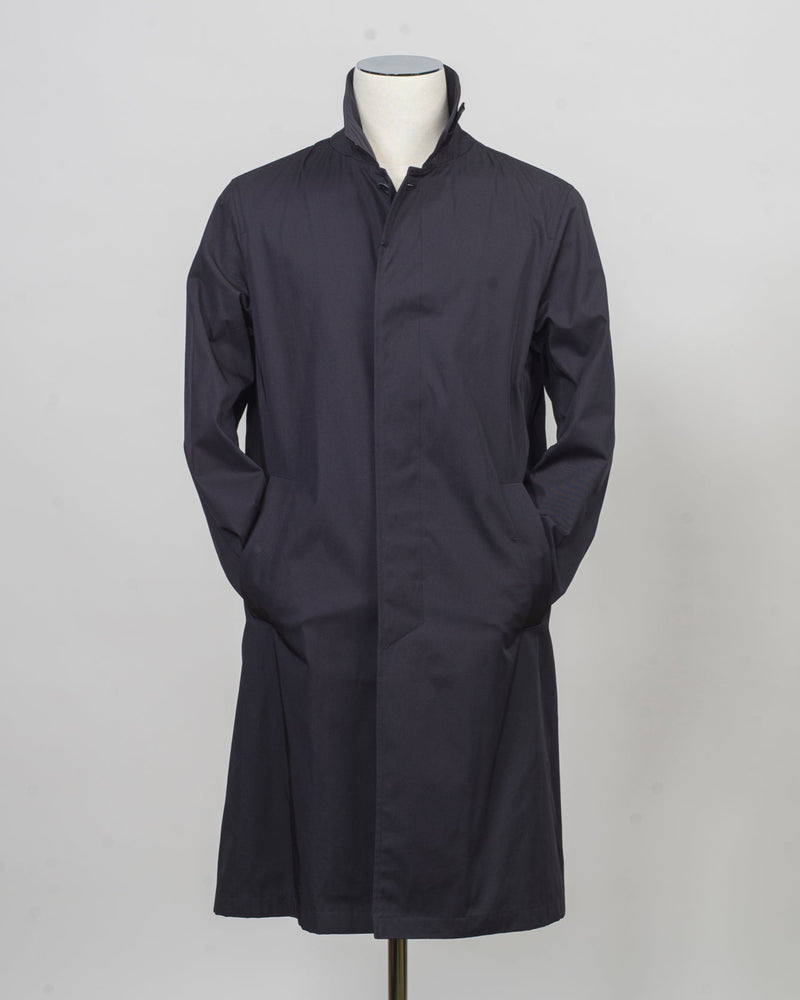 Raincoat in dyed cotton gabardine with waterproof treatment.
Sporting a shirt collar, this straight-cut piece is a Herno icon designed for city engagements and more formal occasions.
This fabric, created by Herno - Officina Tessile, symbolises their heritage and the innovative research it has honed since 1948.


Regular fit
Shirt collar

Side pockets

Slit at the back

Covered button fastening