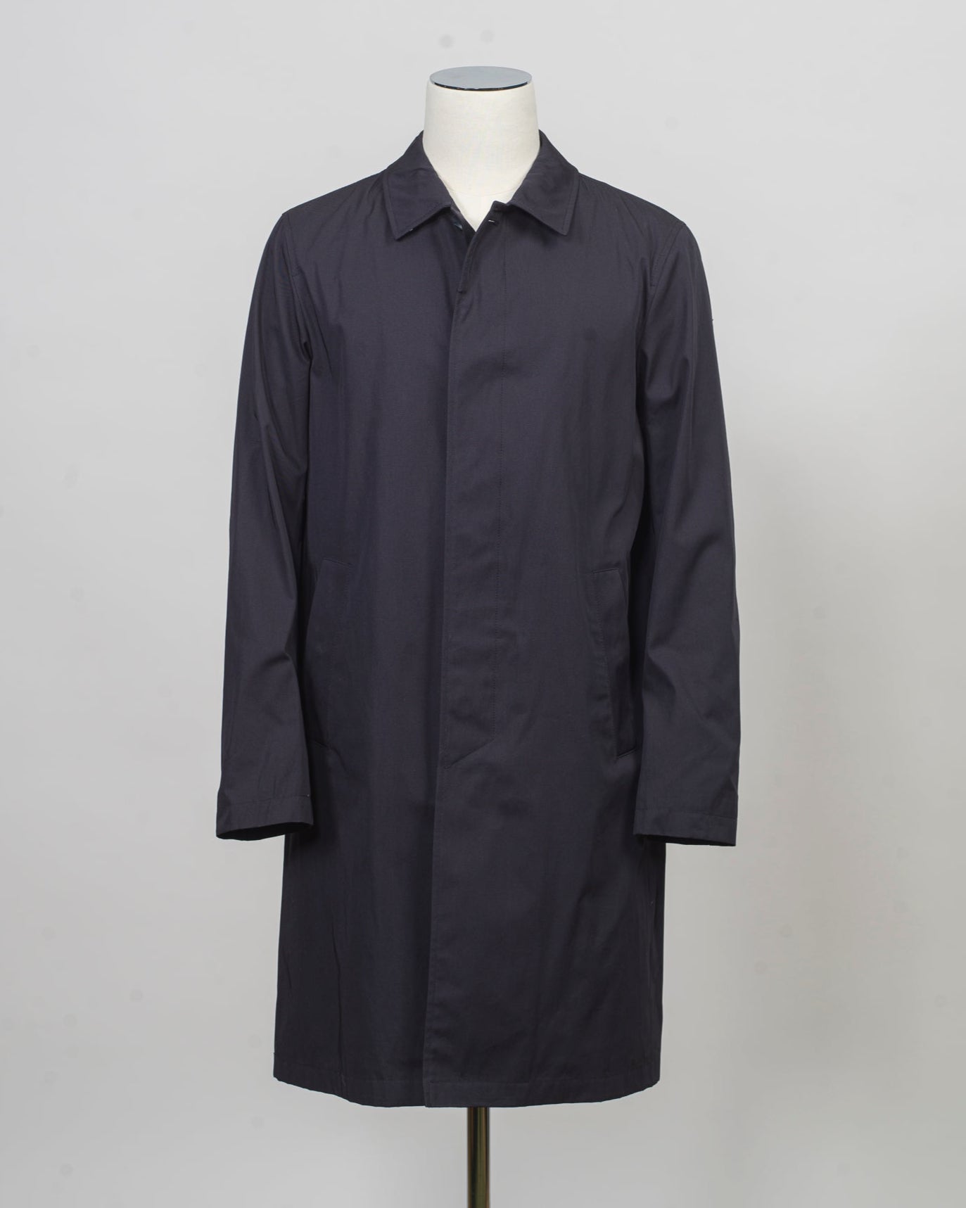 Raincoat in dyed cotton gabardine with waterproof treatment.
Sporting a shirt collar, this straight-cut piece is a Herno icon designed for city engagements and more formal occasions.
This fabric, created by Herno - Officina Tessile, symbolises their heritage and the innovative research it has honed since 1948.


Regular fit
Shirt collar

Side pockets

Slit at the back

Covered button fastening