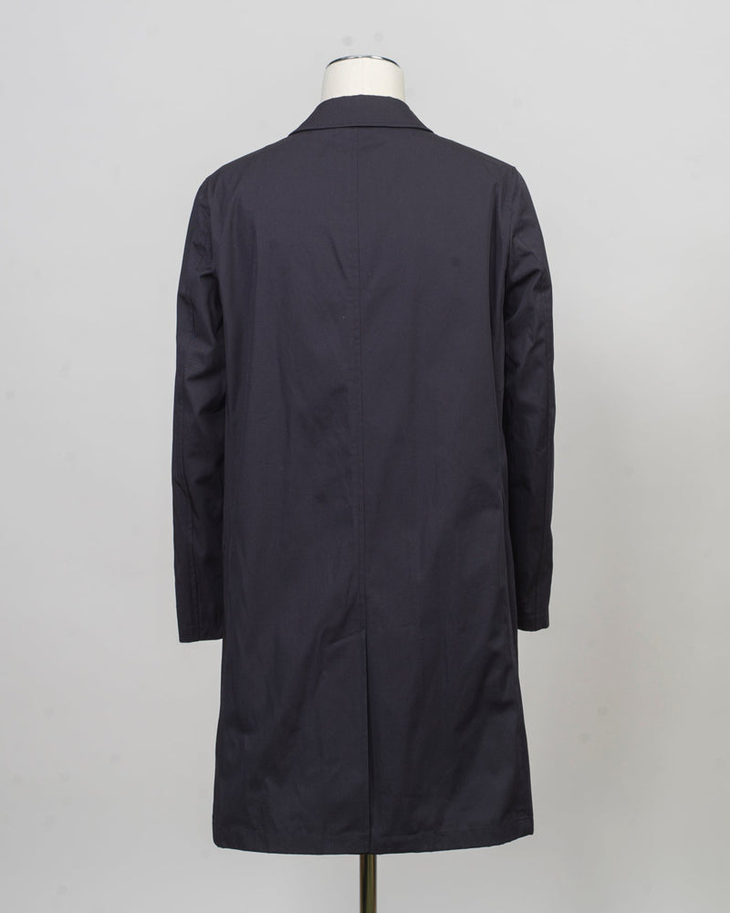 Raincoat in dyed cotton gabardine with waterproof treatment.
Sporting a shirt collar, this straight-cut piece is a Herno icon designed for city engagements and more formal occasions.
This fabric, created by Herno - Officina Tessile, symbolises their heritage and the innovative research it has honed since 1948.


Regular fit
Shirt collar

Side pockets

Slit at the back

Covered button fastening