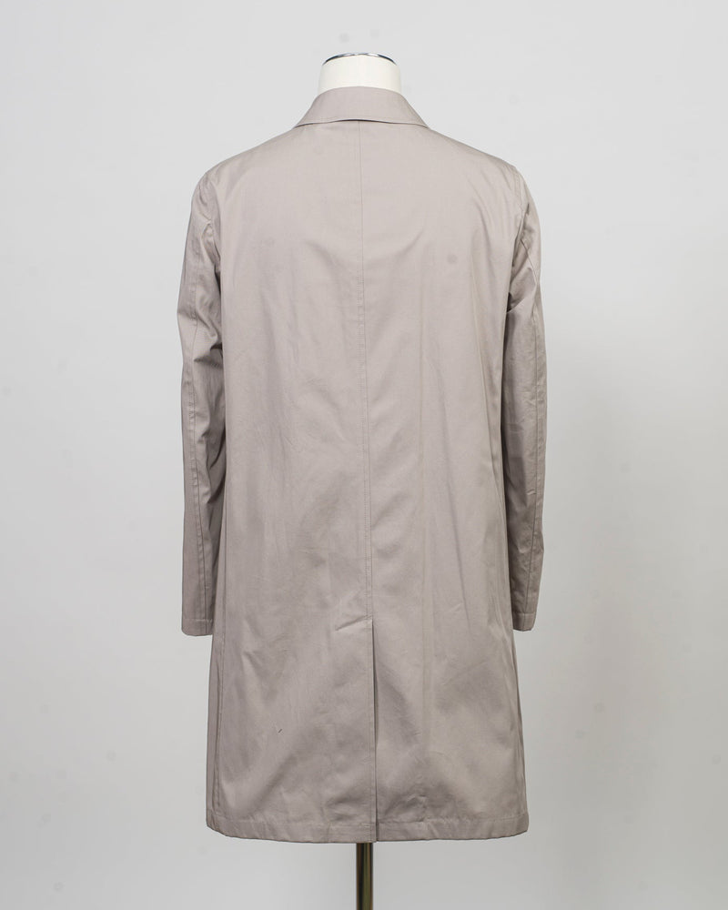 Raincoat in dyed cotton gabardine with waterproof treatment.
Sporting a shirt collar, this straight-cut piece is a Herno icon designed for city engagements and more formal occasions.
This fabric, created by Herno - Officina Tessile, symbolises their heritage and the innovative research it has honed since 1948.


Regular fit
Shirt collar

Side pockets

Slit at the back

Covered button fastening