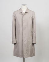 Raincoat in dyed cotton gabardine with waterproof treatment.
Sporting a shirt collar, this straight-cut piece is a Herno icon designed for city engagements and more formal occasions.
This fabric, created by Herno - Officina Tessile, symbolises their heritage and the innovative research it has honed since 1948.


Regular fit
Shirt collar

Side pockets

Slit at the back

Covered button fastening