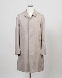 Raincoat in dyed cotton gabardine with waterproof treatment.
Sporting a shirt collar, this straight-cut piece is a Herno icon designed for city engagements and more formal occasions.
This fabric, created by Herno - Officina Tessile, symbolises their heritage and the innovative research it has honed since 1948.


Regular fit
Shirt collar

Side pockets

Slit at the back

Covered button fastening