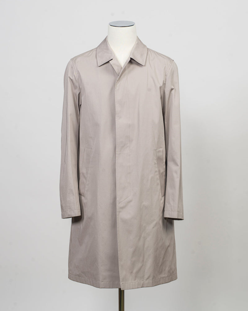 Raincoat in dyed cotton gabardine with waterproof treatment.
Sporting a shirt collar, this straight-cut piece is a Herno icon designed for city engagements and more formal occasions.
This fabric, created by Herno - Officina Tessile, symbolises their heritage and the innovative research it has honed since 1948.


Regular fit
Shirt collar

Side pockets

Slit at the back

Covered button fastening