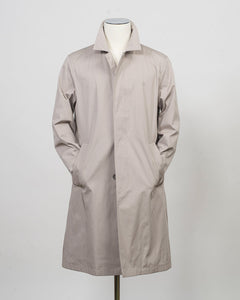 Raincoat in dyed cotton gabardine with waterproof treatment.
Sporting a shirt collar, this straight-cut piece is a Herno icon designed for city engagements and more formal occasions.
This fabric, created by Herno - Officina Tessile, symbolises their heritage and the innovative research it has honed since 1948.


Regular fit
Shirt collar

Side pockets

Slit at the back

Covered button fastening