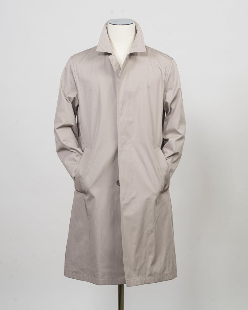 Raincoat in dyed cotton gabardine with waterproof treatment.
Sporting a shirt collar, this straight-cut piece is a Herno icon designed for city engagements and more formal occasions.
This fabric, created by Herno - Officina Tessile, symbolises their heritage and the innovative research it has honed since 1948.


Regular fit
Shirt collar

Side pockets

Slit at the back

Covered button fastening