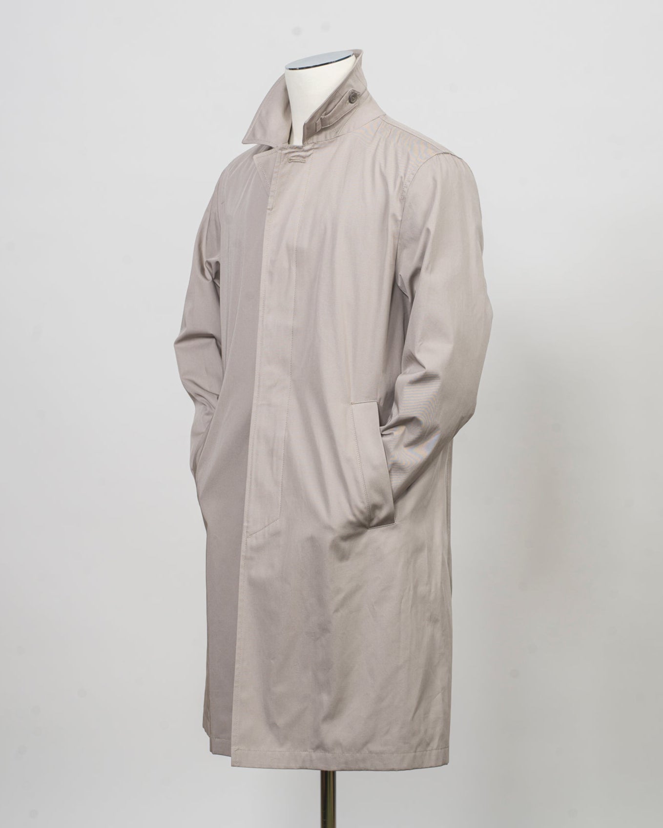 Raincoat in dyed cotton gabardine with waterproof treatment.
Sporting a shirt collar, this straight-cut piece is a Herno icon designed for city engagements and more formal occasions.
This fabric, created by Herno - Officina Tessile, symbolises their heritage and the innovative research it has honed since 1948.


Regular fit
Shirt collar

Side pockets

Slit at the back

Covered button fastening
