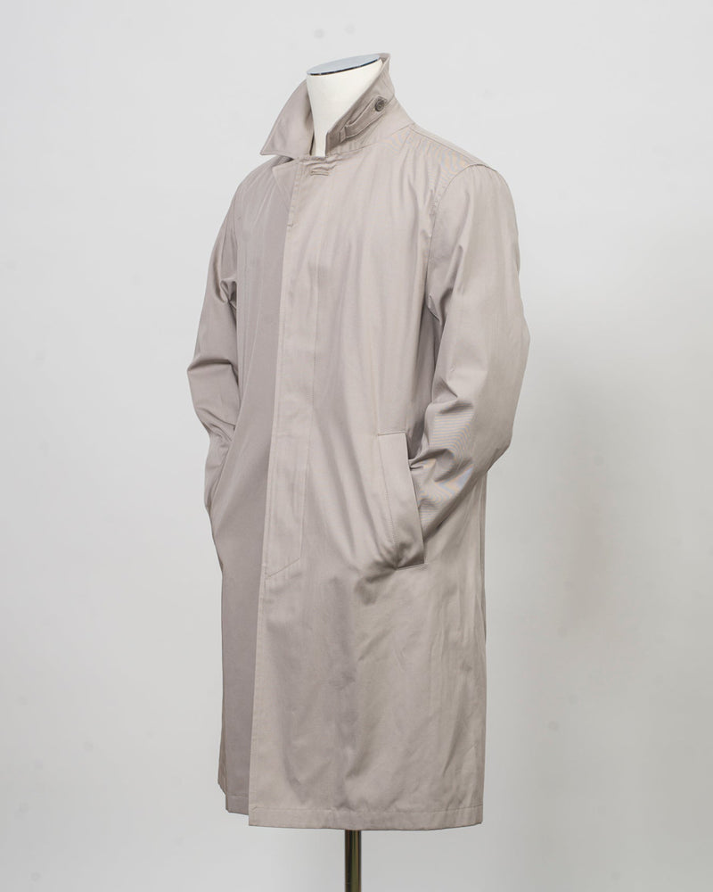 Raincoat in dyed cotton gabardine with waterproof treatment.
Sporting a shirt collar, this straight-cut piece is a Herno icon designed for city engagements and more formal occasions.
This fabric, created by Herno - Officina Tessile, symbolises their heritage and the innovative research it has honed since 1948.


Regular fit
Shirt collar

Side pockets

Slit at the back

Covered button fastening