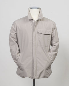 Outer fabric: 100% Polyester
Lining: 100% Polyamide
Filling: 90% Down 10% Feathers
Color: Light Grey / 23
Article: S08MUCX882 161
Snap buttons