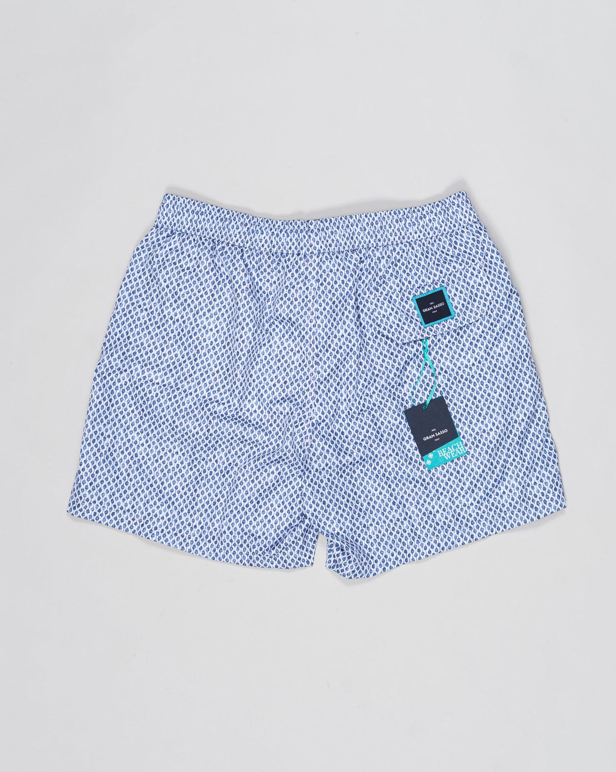 Composition: 100% Recycled Microfiber
Color: 598 / Navy
Article: 90102 / 44800
Model: Costume da bagno
Made in Italy Gran Sasso Pattern Swim Shorts / White & Blue