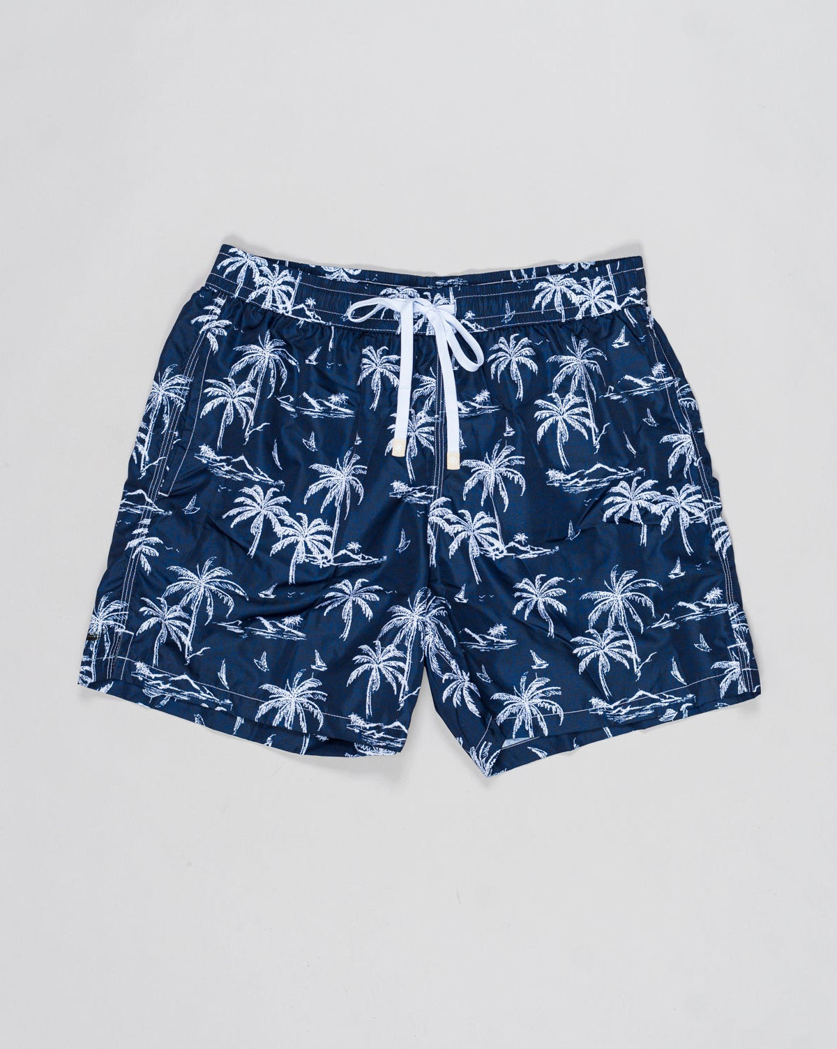 Composition: 100% Recycled Microfiber
Color: 598 / Navy
Article: 90102 / 44800
Model: Costume da bagno
Made in Italy Gran Sasso Palm Print Swim Shorts / Navy
