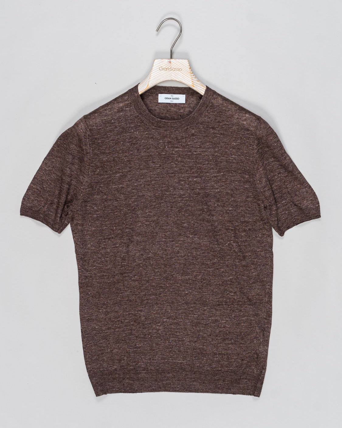 Composition: 100% Linen
Color: 170 / Brown
Article: 57177 / 24801
Model: Paricollo M/M
Made in Italy Gran Sasso Knitted Linen T-Shirt / Brown