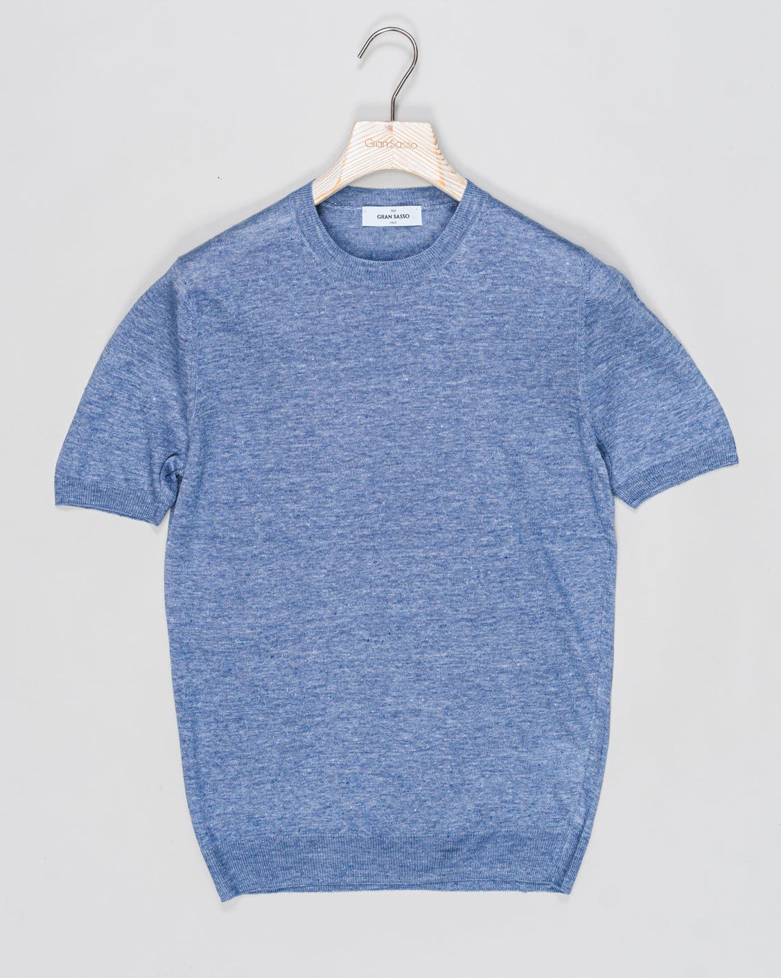 Composition: 100% Linen
Color: 530 / Light Blue
Article: 57177 / 24801
Model: Paricollo M/M
Made in Italy Gran Sasso Knitted Linen T-Shirt / Light Blue