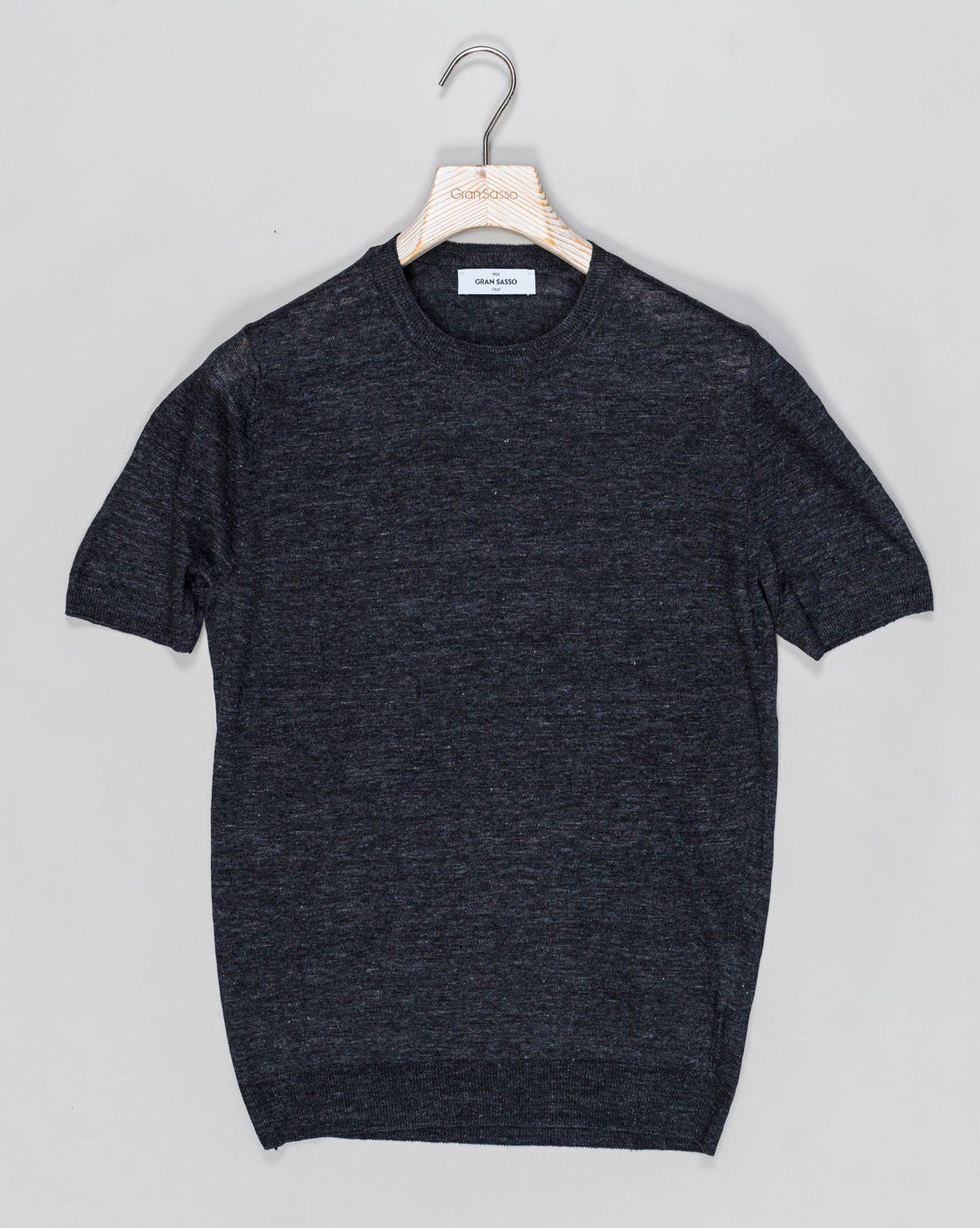 Composition: 100% Linen
Color: 098 / Anthracite
Article: 57177 / 24801
Model: Paricollo M/M
Made in Italy Gran Sasso Knitted Linen T-Shirt / Anthracite